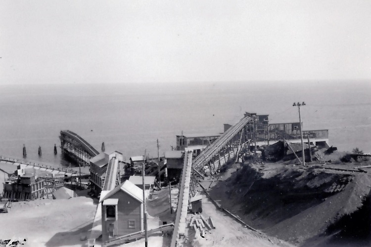 producers-pit-1940s-conveyor.jpg